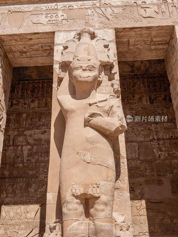 Medinet Habu神庙的法老雕像